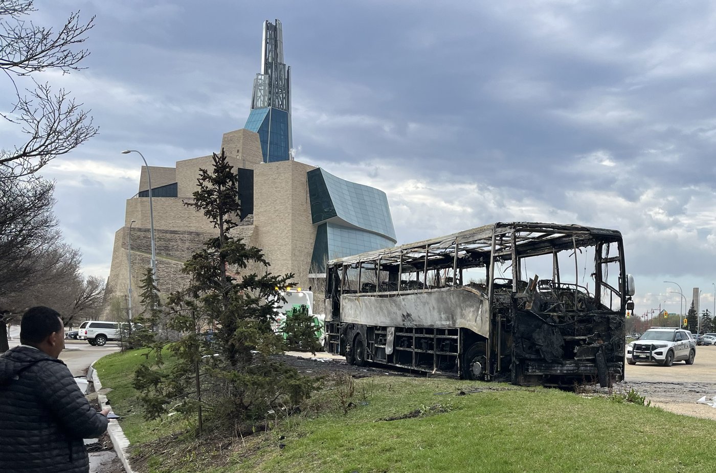 Teen charged after bus carrying U.S. minor league baseball team torched in Winnipeg | iNFOnews.ca