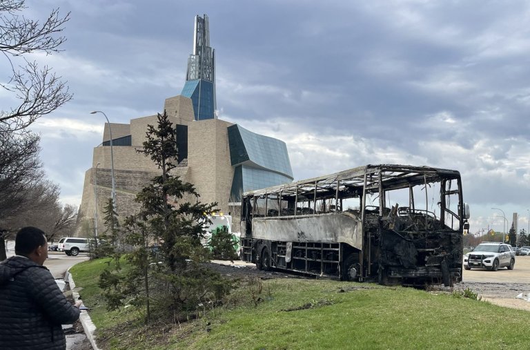 Teen charged after bus carrying U.S. minor league baseball team torched in Winnipeg | iNFOnews.ca