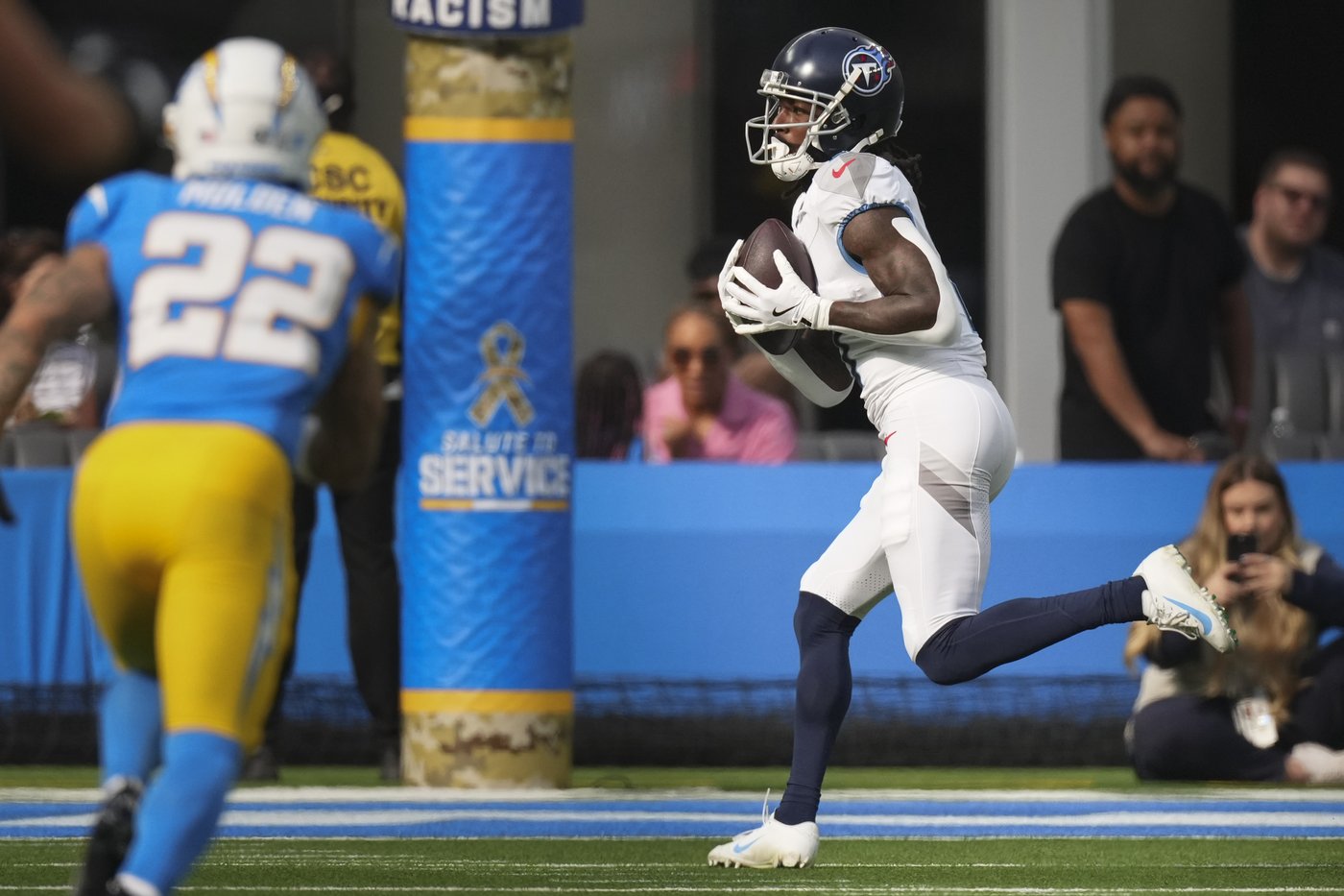 Justin Herbert has TDs passing and rushing as Chargers beat Titans 27-17 for 3rd straight win | iNFOnews.ca