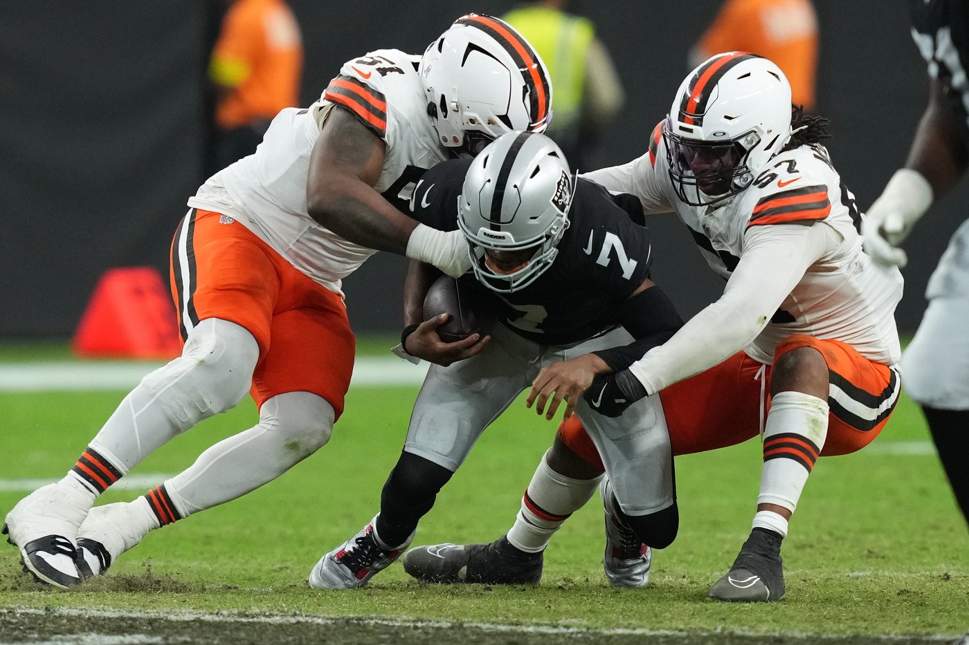 Geno Smith's frustration boils over with obscene gesture toward fed-up Raiders fans | iNFOnews.ca Geno Smith's frustration boils over with obscene gesture toward fed-up Raiders fans | iNFOnews.ca