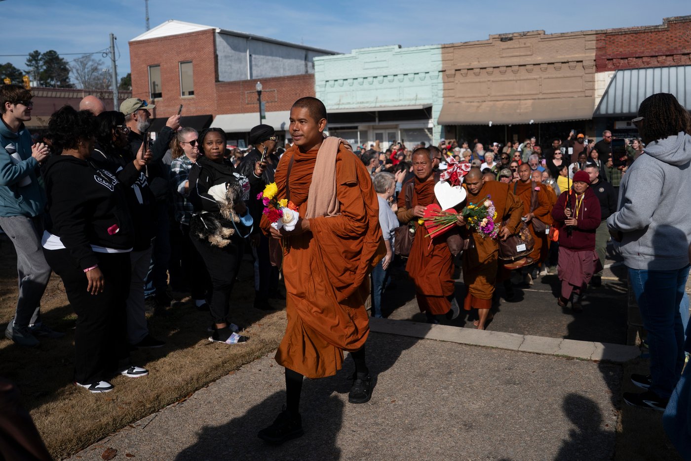 Buddhist monks and their dog captivate Americans while walking for peace | iNFOnews.ca Buddhist monks and their dog captivate Americans while walking for peace | iNFOnews.ca