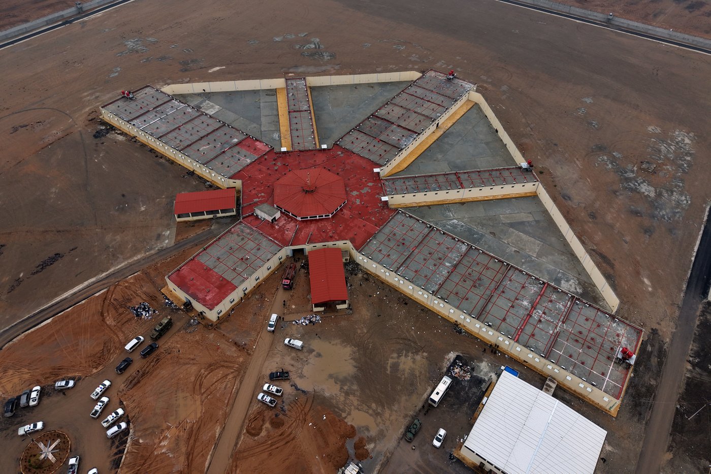 Syrian forces take control of prison housing IS members after Kurdish fighters evacuate | iNFOnews.ca