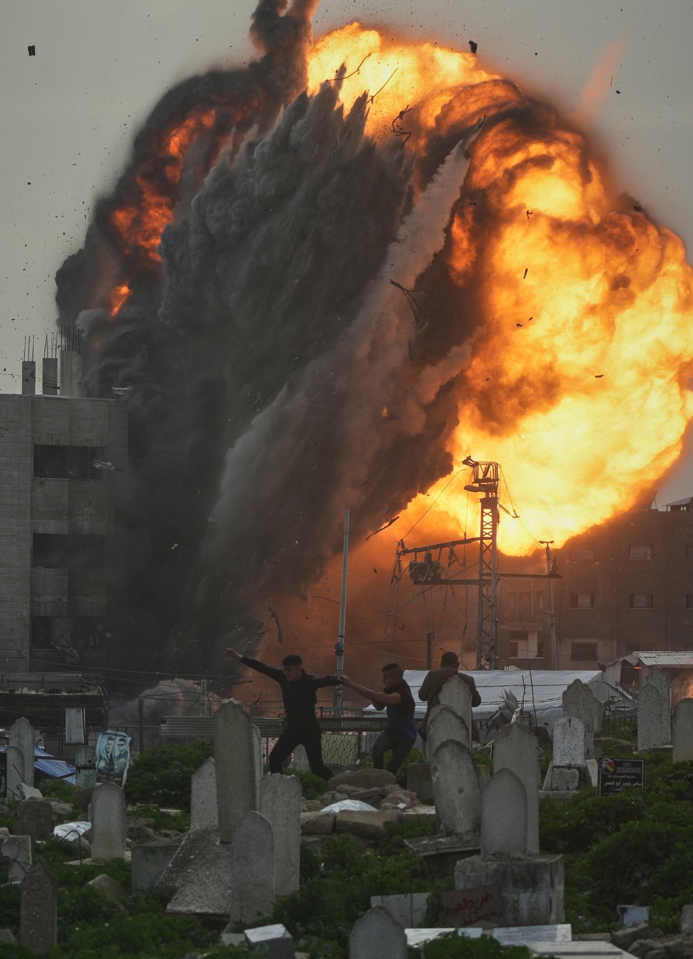 Photos show an Israeli strike blowing up a Gaza building in split-second detail | iNFOnews.ca