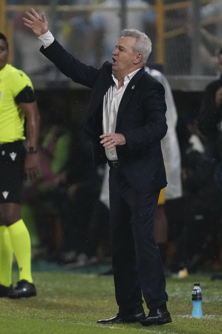 Mexico soccer coach Aguirre hit in head by an object thrown from the stands in Honduras | iNFOnews.ca