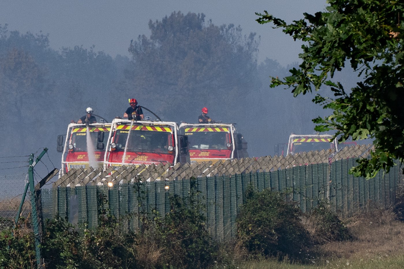 2 firefighters die in a building fire near France's Bordeaux airport, flights delayed | iNFOnews.ca