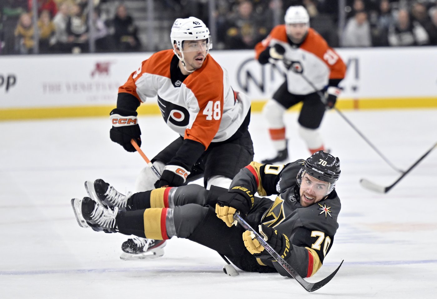 Golden Knights score 3 in 2nd period and beat Flyers 5-2 | iNFOnews.ca