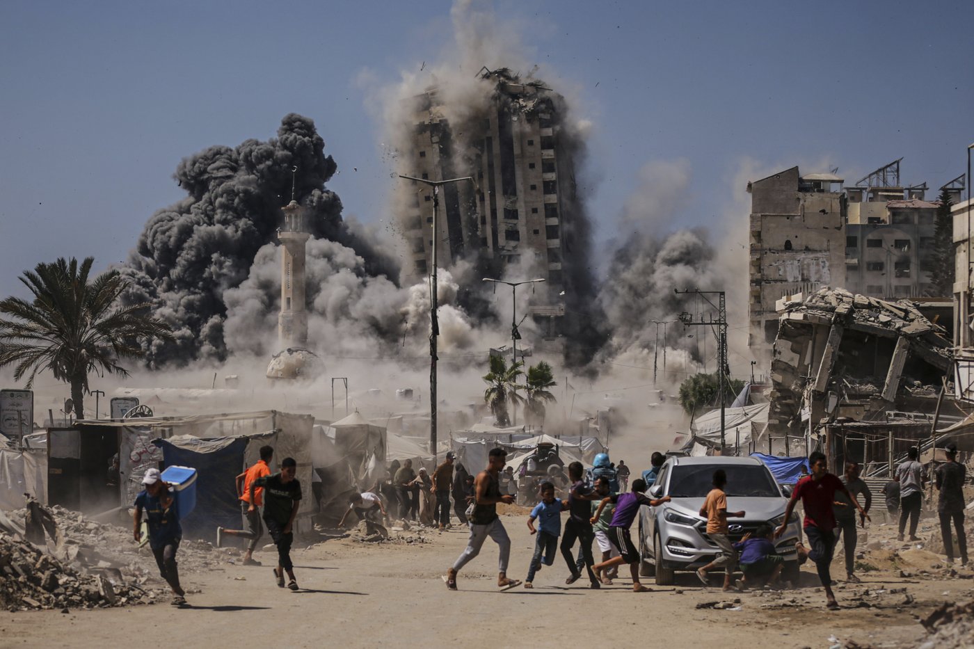 Israel strikes high-rise building and threatens to hit more in Gaza City offensive | iNFOnews.ca