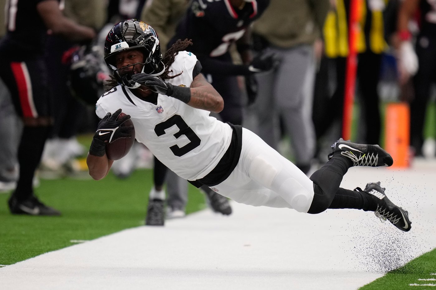 Chargers in search of 4th consecutive victory as they travel to face the reeling Jaguars | iNFOnews.ca