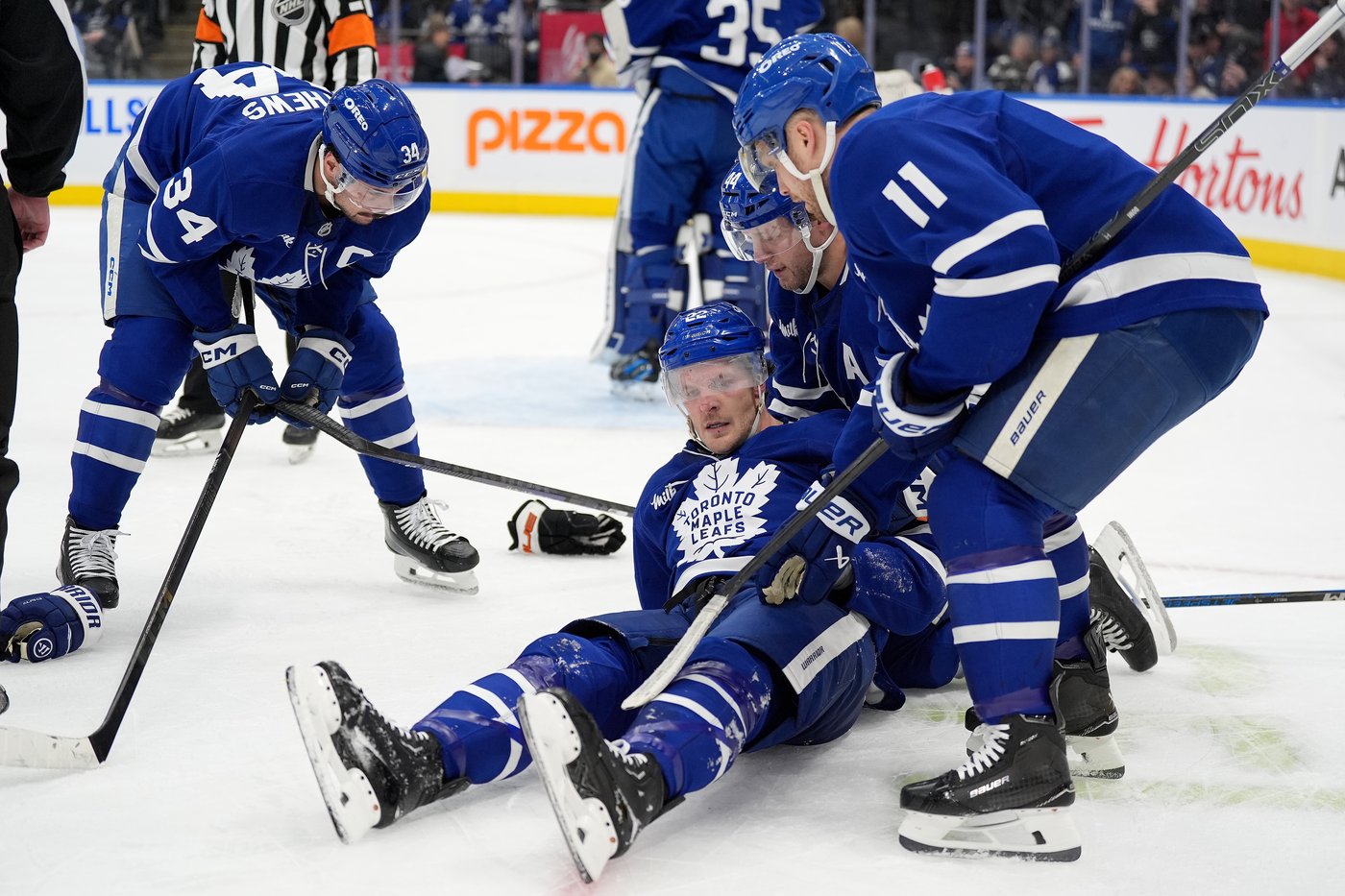 Defenceman McCabe injured in fight in Maple Leafs' 3-2 overtime win over Flyers | iNFOnews.ca