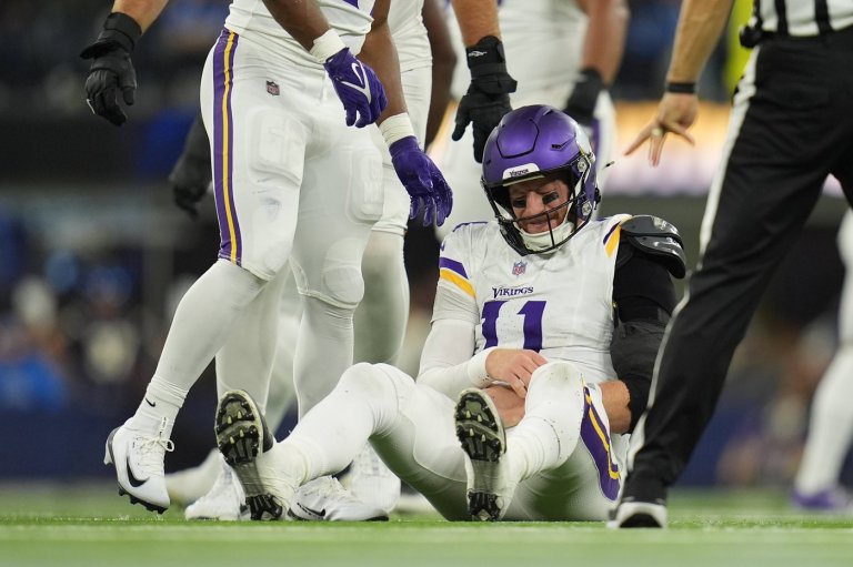 QB Carson Wentz endures painful night as Vikings fall to Chargers | iNFOnews.ca