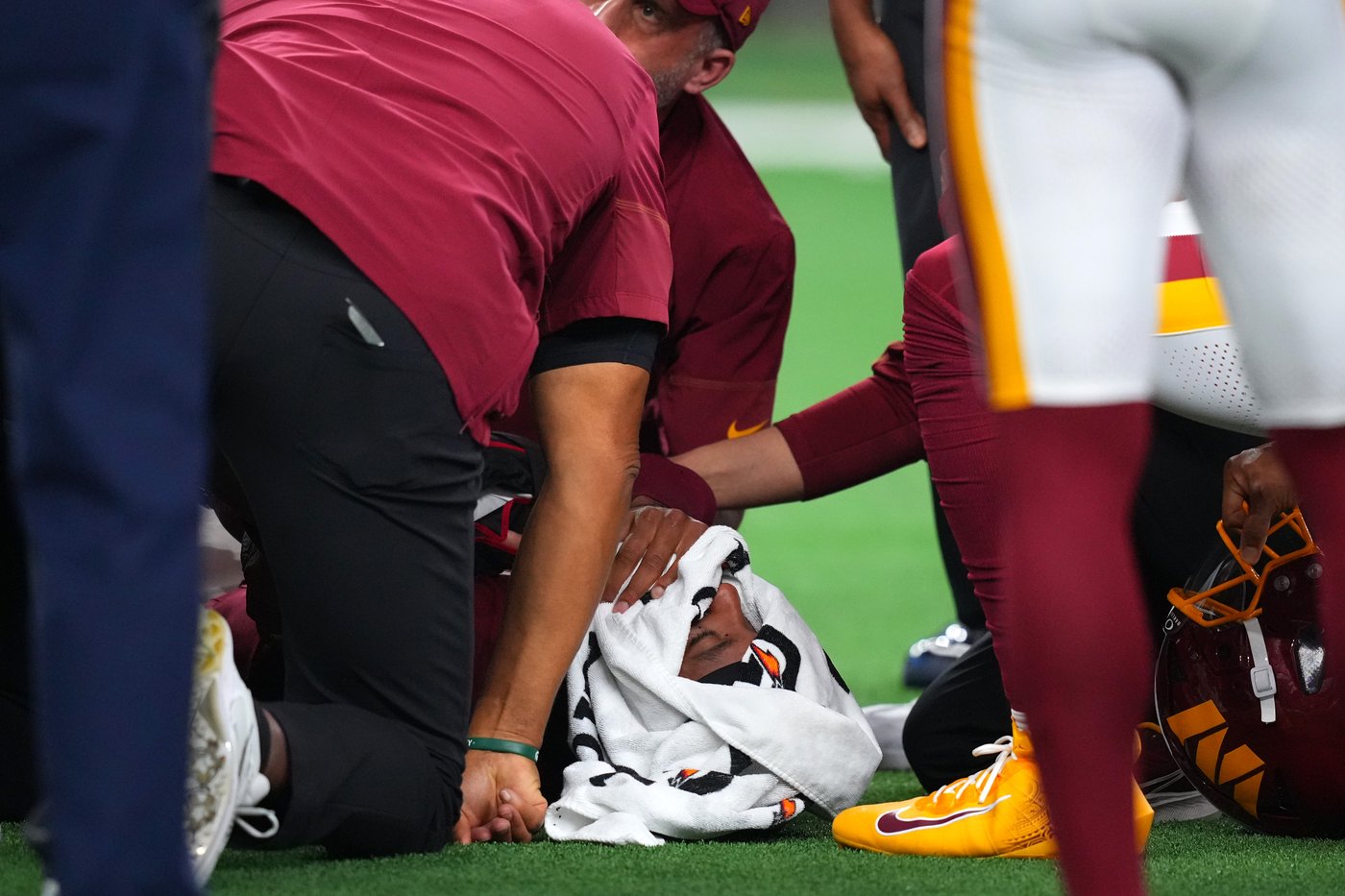 Commanders QB Jayden Daniels dislocates his left elbow for the second time in less than a year | iNFOnews.ca