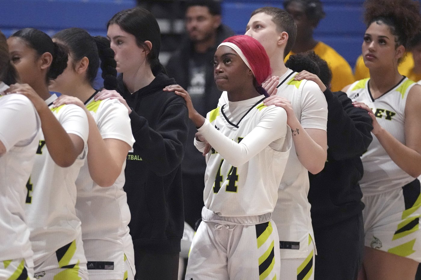 One-armed basketball player makes women's Division III history with basket | iNFOnews.ca One-armed basketball player makes women's Division III history with basket | iNFOnews.ca