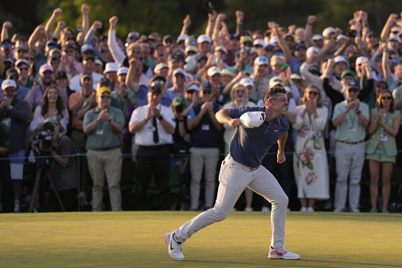 Rory McIlroy wins Masters playoff to complete the career Grand Slam | iNFOnews.ca
