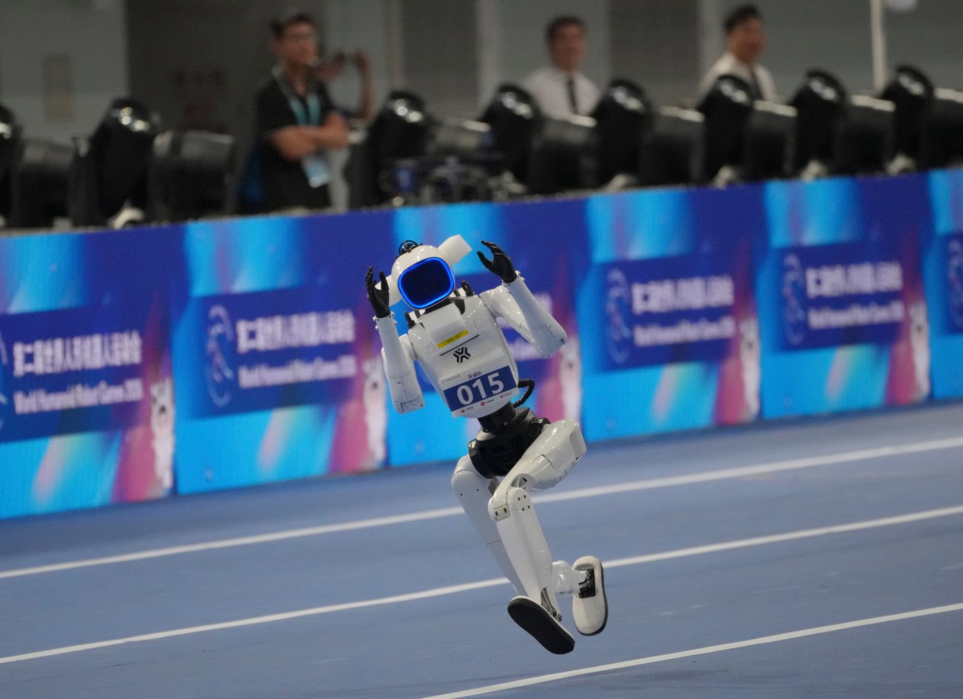 Humanoid robots sprint, play soccer and set records at Beijing games, in photos | iNFOnews.ca