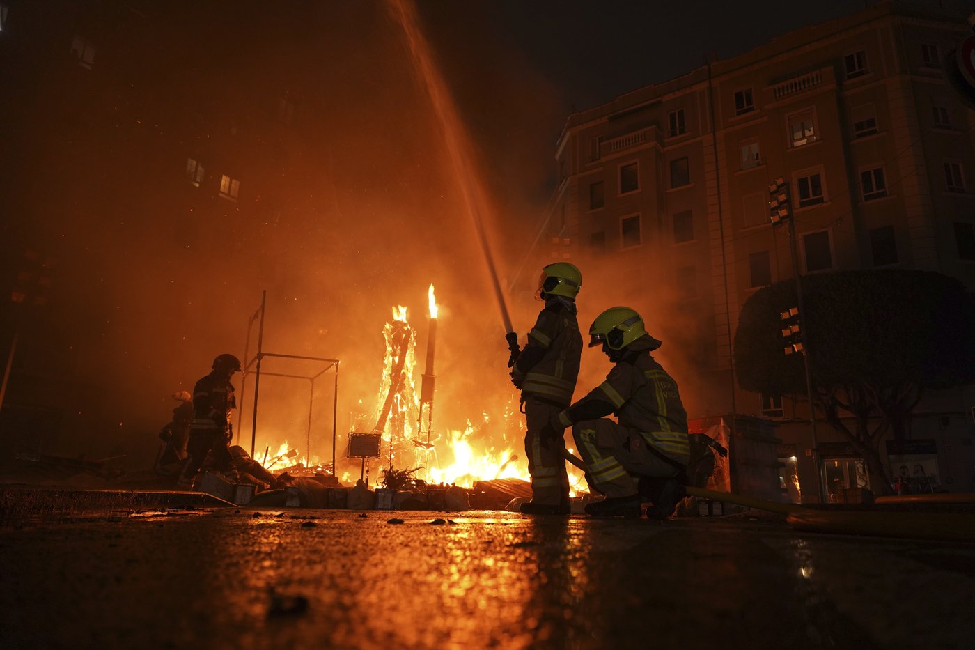 Valencia seeks catharsis in traditional burning of sculptures months after deadly floods | iNFOnews.ca
