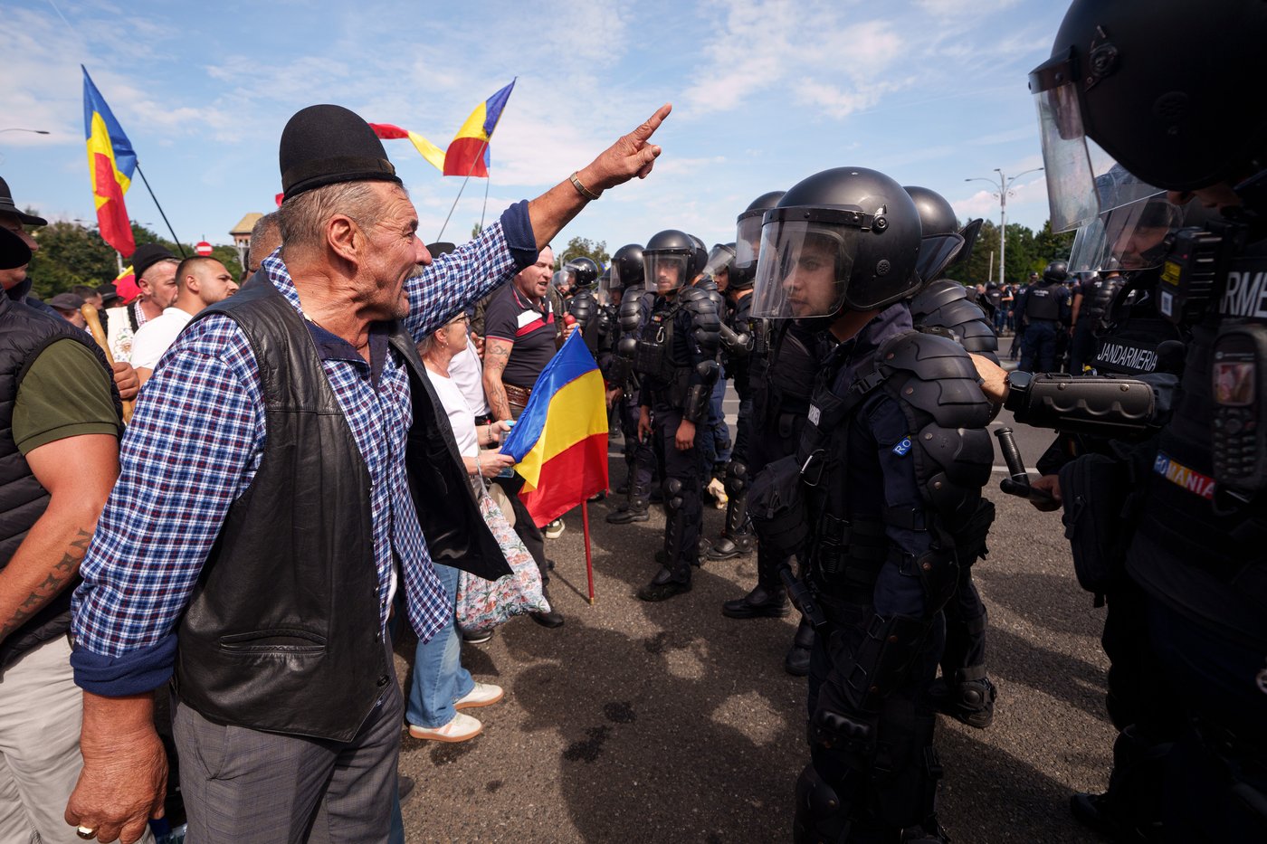 Photos of Romanian farmers protesting export restrictions | iNFOnews.ca