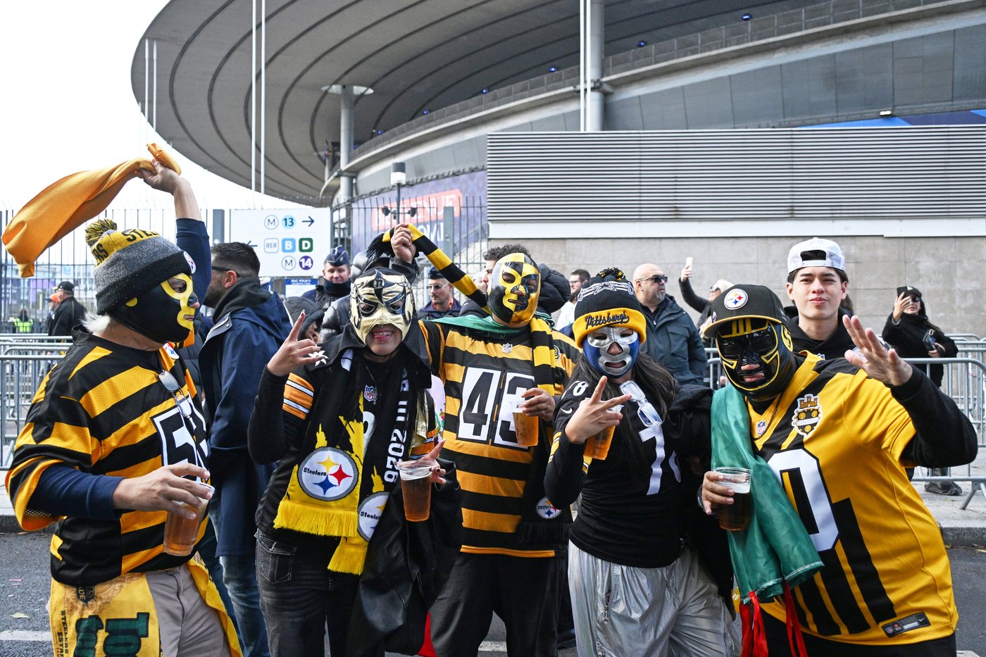 Good mood among fans attending the first NFL game in Paris, a day after protests and clashes | iNFOnews.ca