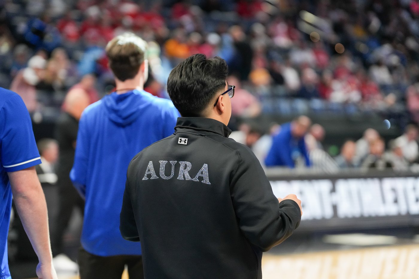 McNeese's boom box-carrying student manager Amir 'Aura' Khan runs it back in March Madness | iNFOnews.ca McNeese's boom box-carrying student manager Amir 'Aura' Khan runs it back in March Madness | iNFOnews.ca