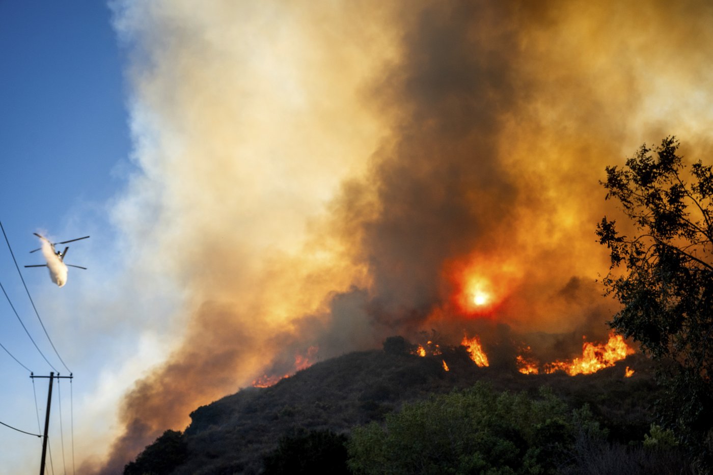 Southern California wildfire destroys 132 structures as officials look for fierce winds to subside | iNFOnews.ca