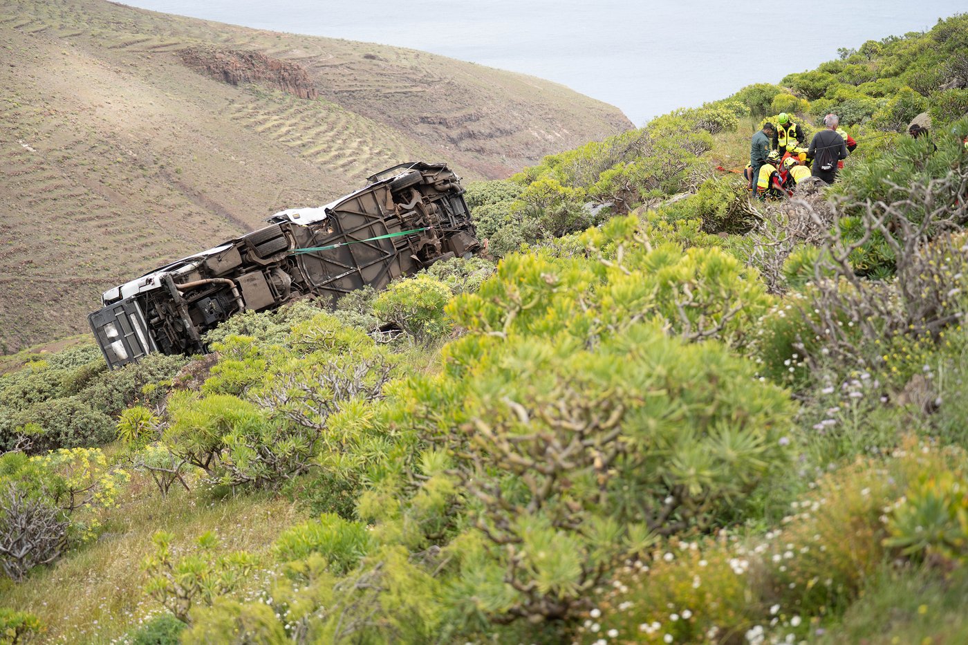 1 killed, 27 injured as tourist bus plunges into a ravine in Spain’s Canary Islands | iNFOnews.ca 1 killed, 27 injured as tourist bus plunges into a ravine in Spain’s Canary Islands | iNFOnews.ca