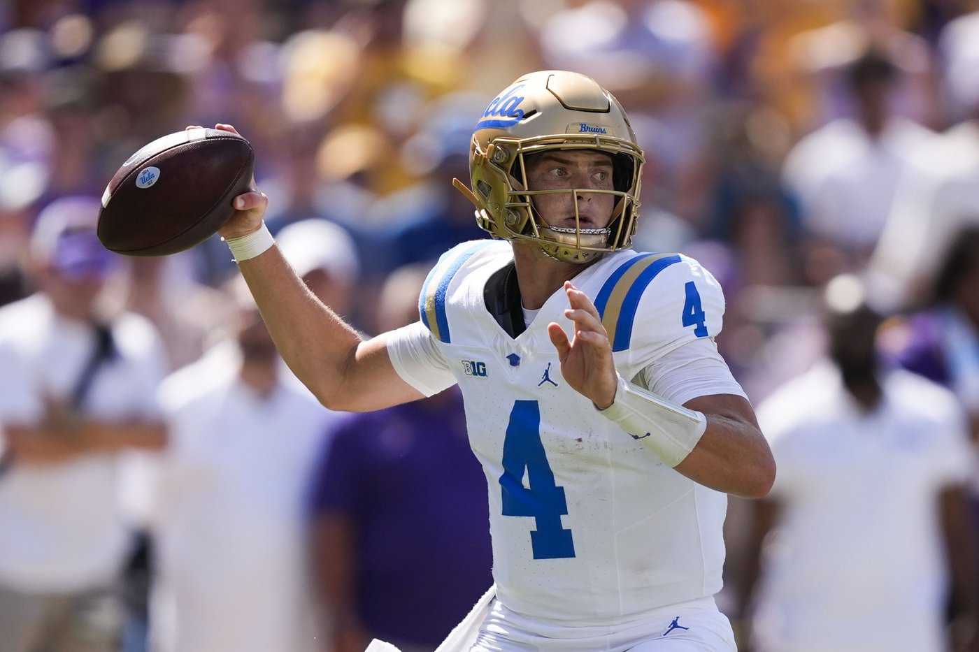 No. 8 Oregon makes its Big Ten debut at UCLA with a late kickoff | iNFOnews.ca