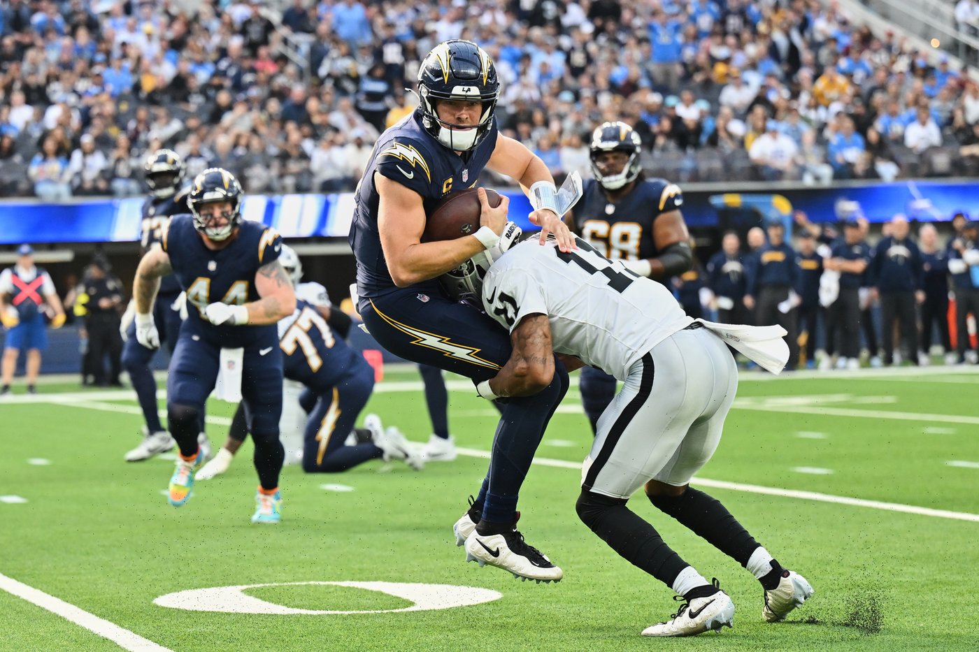 QB Justin Herbert breaks bone in left hand, but he's optimistic about playing for Chargers next week | iNFOnews.ca QB Justin Herbert breaks bone in left hand, but he's optimistic about playing for Chargers next week | iNFOnews.ca