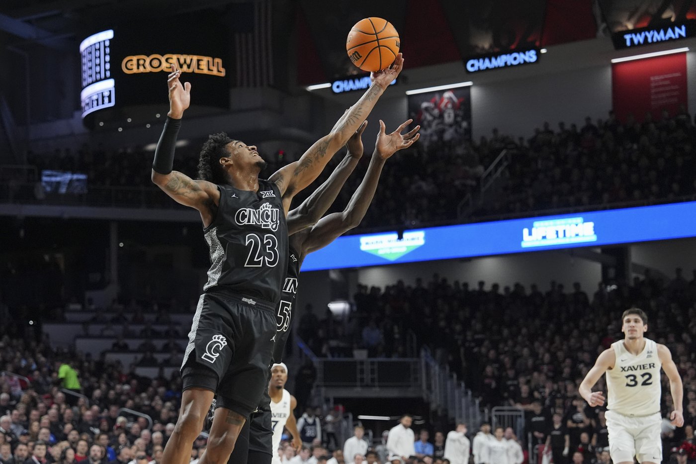 No. 22 Cincinnati beats Xavier 68-65 and snaps a 5-game losing streak against its crosstown rival | iNFOnews.ca No. 22 Cincinnati beats Xavier 68-65 and snaps a 5-game losing streak against its crosstown rival | iNFOnews.ca