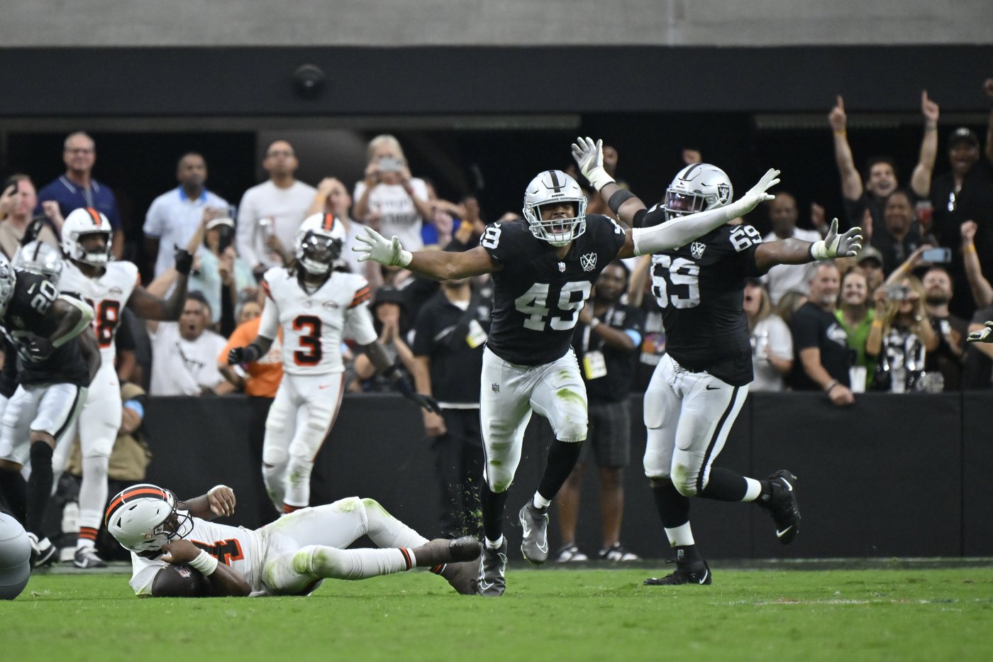 Raiders hold off Browns to win 20-16 behind defense and newfound running game | iNFOnews.ca