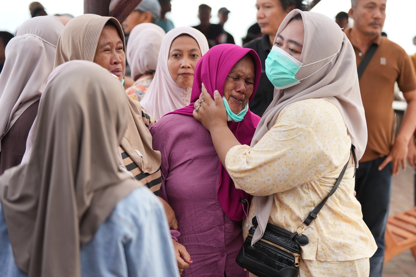Indonesia searches for 8 missing at sea near Anak Krakatau volcano | iNFOnews.ca