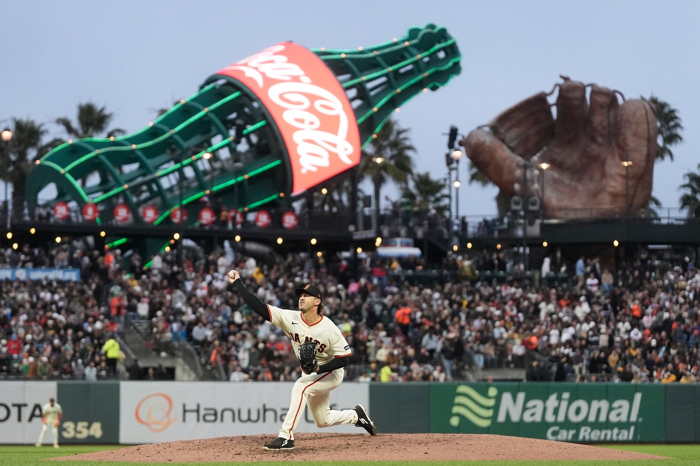 Devers, Bericoto homer in ninth inning, Giants rally past A's 2-1 | iNFOnews.ca