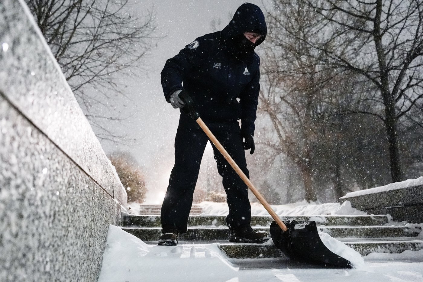 People brace themselves for the winter storm moving across the US, in photos | iNFOnews.ca