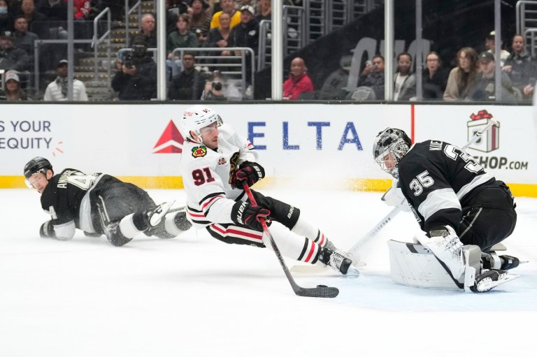 Connor Bedard scores for 3rd straight game, Blackhawks hold off Kings 2-1 | iNFOnews.ca