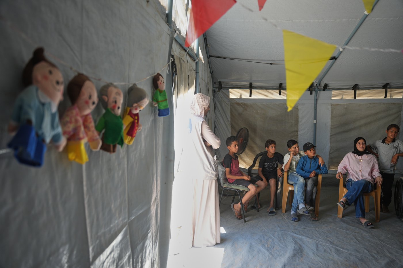Photos of virtual reality sessions offering psychological support in Gaza | iNFOnews.ca