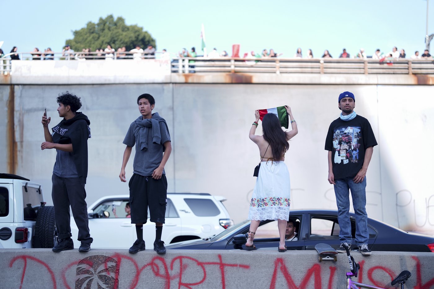 Marchers protesting planned deportations block major freeway in Los Angeles | iNFOnews.ca