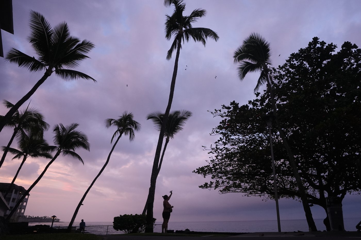 Hurricane Nolo skirts Hawaii but could still unleash powerful winds, flash flooding | iNFOnews.ca