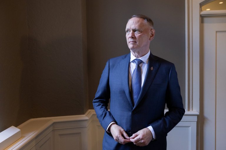 Defence minister says he's taking 'cautious' approach to possible Russian threat | iNFOnews.ca