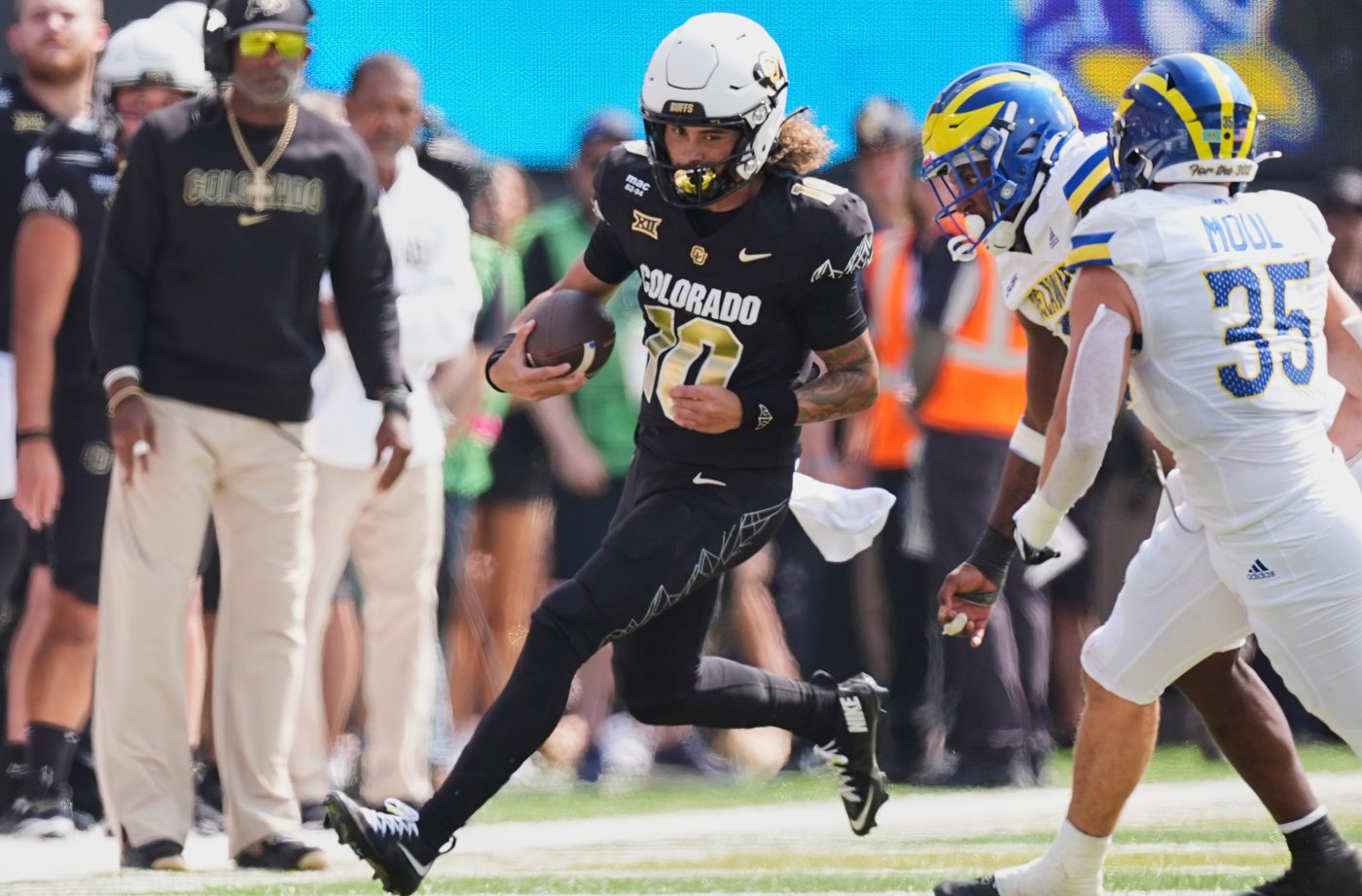 Ryan Staub leads rotation of Colorado quarterbacks, throws 2 TD passes in 31-7 win over Delaware | iNFOnews.ca