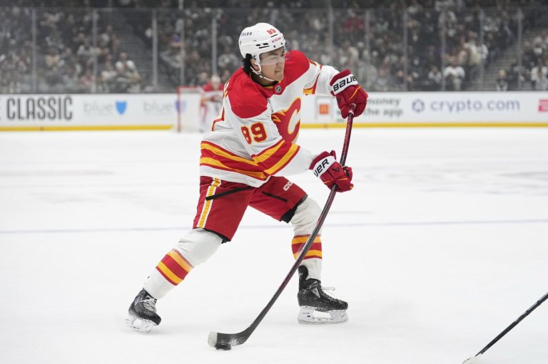 Calgary Flames blend youth into home-opener with Parekh, Honzek season debuts | iNFOnews.ca