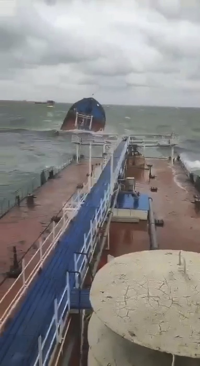 Oil spill in Kerch Strait after two Russian oil tankers seriously damaged in storm | iNFOnews.ca Oil spill in Kerch Strait after two Russian oil tankers seriously damaged in storm | iNFOnews.ca