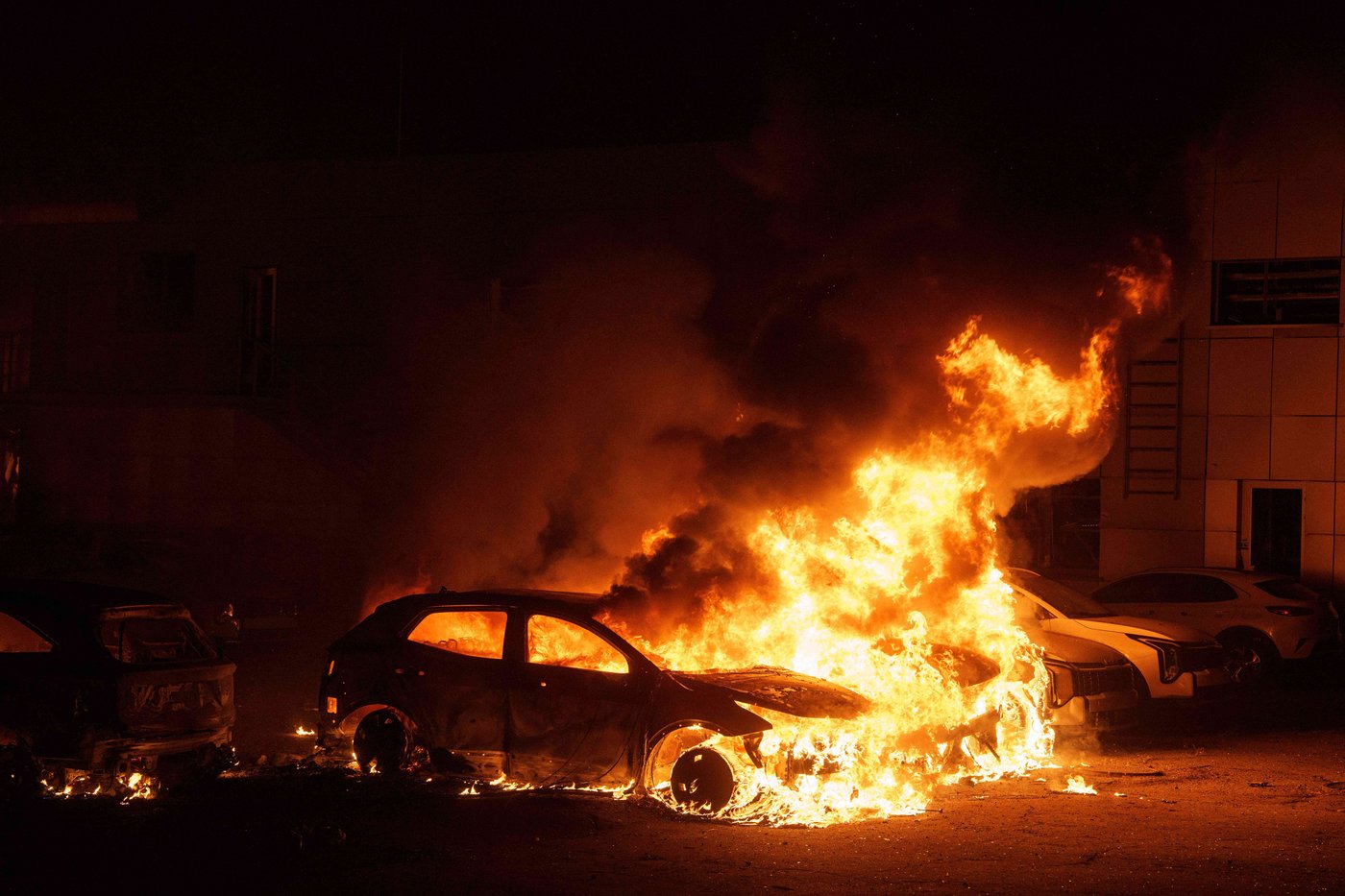 Photos show damage after Russian strike in Kyiv, Ukraine, as residents take shelter | iNwheels