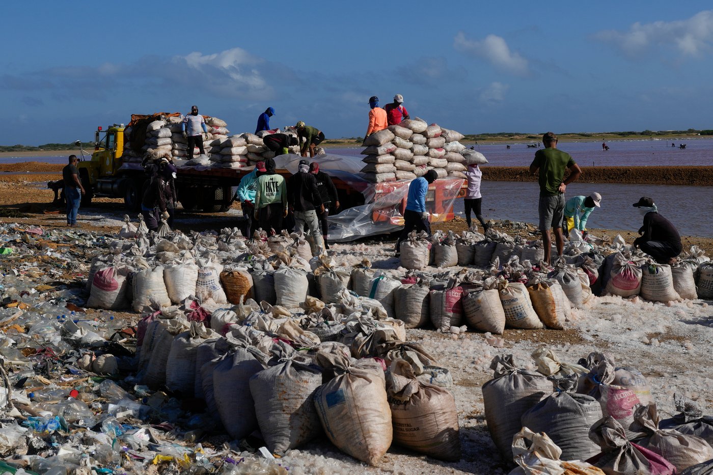 Photos show daily life along Venezuela’s oil coast after Maduro’s capture | iNFOnews.ca