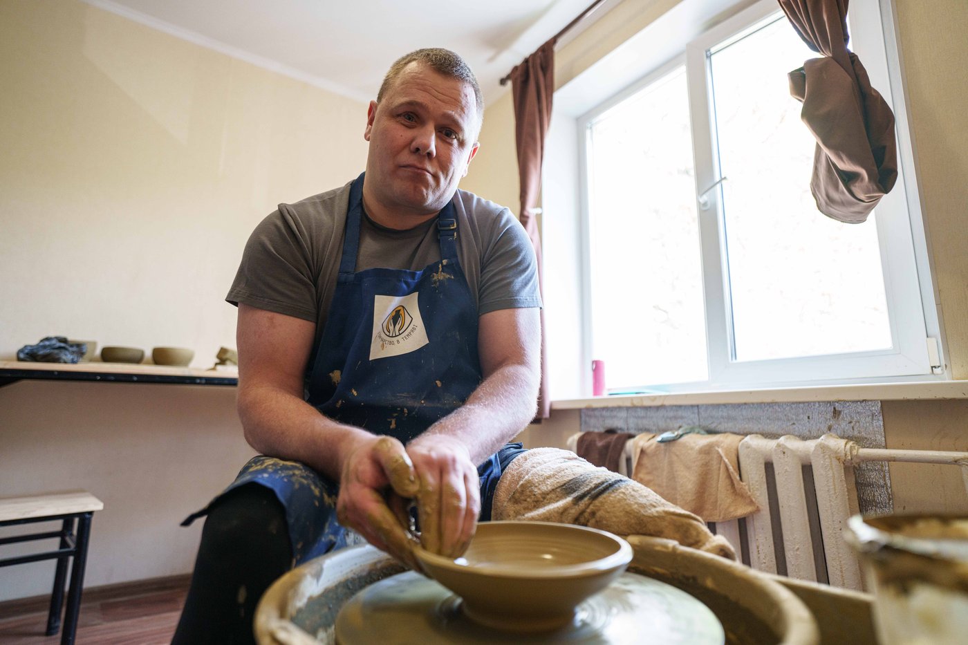 A blind Ukrainian veteran turns pottery into a business and mentors others | iNFOnews.ca