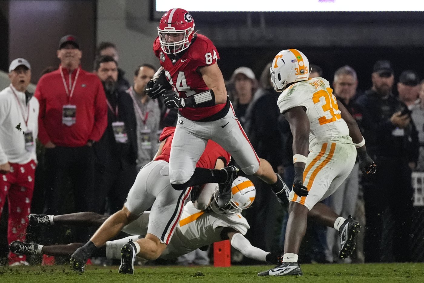 Beck throws for 2 TDs, runs for another to lead No. 11 Georgia past No. 6 Tennessee 31-17 | iNFOnews.ca