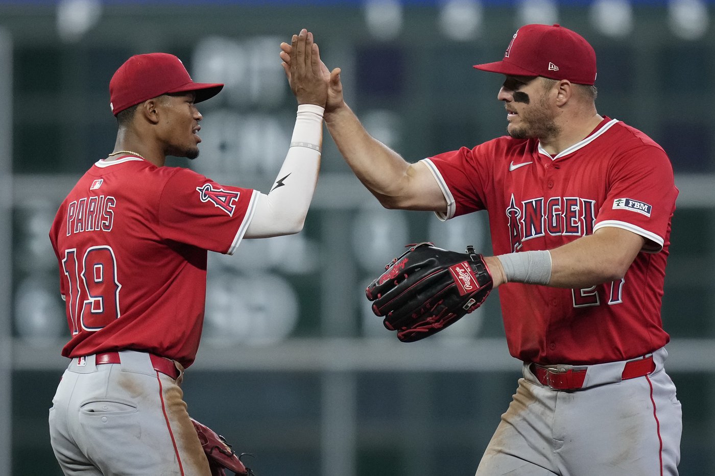 Fan reaches into Mike Trout's glove to snatch a catch from Angels outfielder | iNFOnews.ca