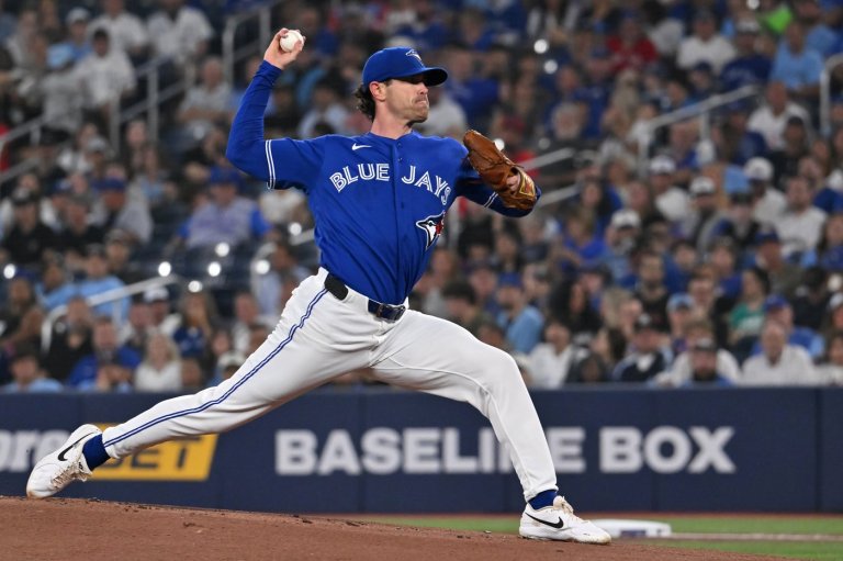 Shane Bieber returns to dominant form as Blue Jays beat White Sox 1-0 | iNFOnews.ca