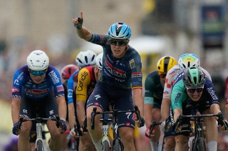 Merlier wins crash-marred 12th stage of the Tour de France, Pogacar retains overall lead | iNFOnews.ca