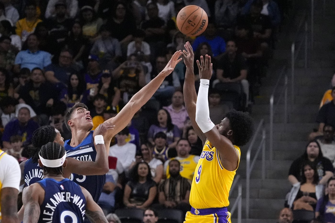 Bronny James begins his Lakers career with a preseason debut. LeBron won't join until the next game | iNFOnews.ca