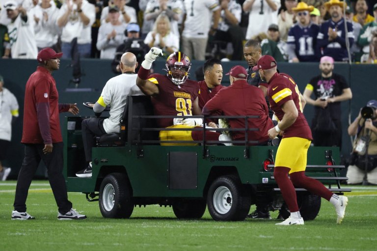 Commanders defensive end Deatrich Wise Jr. carted off the field with right leg injury vs. Packers | iNFOnews.ca