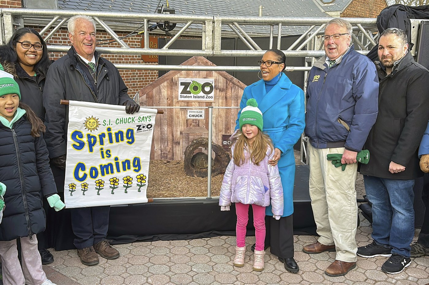 Punxsutawney Phil sees his shadow, handlers say, predicting 6 more weeks of wintry weather | iNFOnews.ca