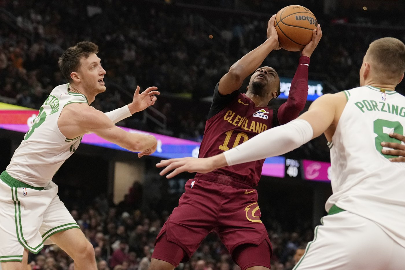 Mitchell scores 35, Cavs end Celtics' winning streak with 115-111 win in matchup of East's elite | iNFOnews.ca